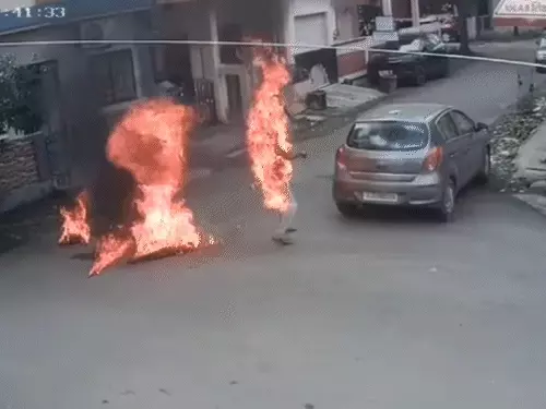 उज्जैन में फर्नीचर निर्माता ने लगाई खुद को आग, झुलसने से मौत पारिवारिक विवाद बना वजह 3 1762166602 inner gif 3 1762154086 aag 1